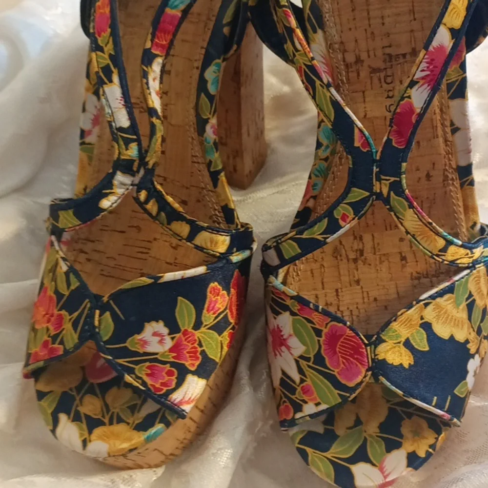 Chinese Laundry blue floral cork platform shoes size 9